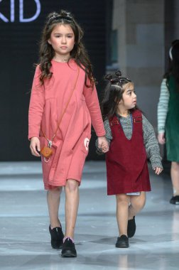 Toronto, ON, Kanada - 7 Aralık 2024: Toronto Çocuk Moda Haftası 'nda bir model Retro Kid koleksiyonunda podyumda yürüyor.