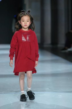 Toronto, ON, Kanada - 7 Aralık 2024: Toronto Çocuk Moda Haftası 'nda bir model Retro Kid koleksiyonunda podyumda yürüyor.