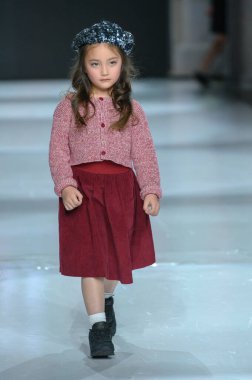 Toronto, ON, Kanada - 7 Aralık 2024: Toronto Çocuk Moda Haftası 'nda bir model Retro Kid koleksiyonunda podyumda yürüyor.