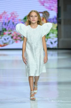 Toronto, ON, Kanada - 7 Aralık 2024: Toronto Çocuk Moda Haftası sırasında Javeda Bebek Koleksiyonu 'nda bir model podyumda yürüyor.