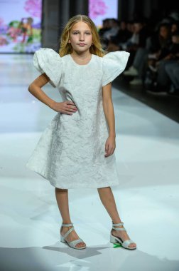 Toronto, ON, Kanada - 7 Aralık 2024: Toronto Çocuk Moda Haftası sırasında Javeda Bebek Koleksiyonu 'nda bir model podyumda yürüyor.