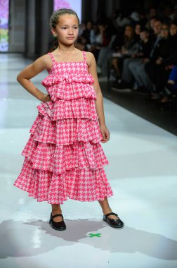 Toronto, ON, Kanada - 7 Aralık 2024: Toronto Çocuk Moda Haftası sırasında Javeda Bebek Koleksiyonu 'nda bir model podyumda yürüyor.