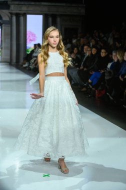 Toronto, ON, Kanada - 7 Aralık 2024: Toronto Çocuk Moda Haftası sırasında Javeda Bebek Koleksiyonu 'nda bir model podyumda yürüyor.