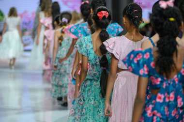 Toronto, ON, Kanada - 7 Aralık 2024: Toronto Çocuk Moda Haftası sırasında Javeda Bebek Koleksiyonu 'nda bir model podyumda yürüyor.