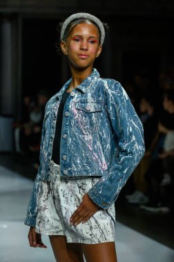 Toronto, ON, Kanada - 7 Aralık 2024: Toronto Çocuk Moda Haftası Moda Şovu sırasında bir manken Rain On Me (ROM) koleksiyonunda podyumda yürüyor.