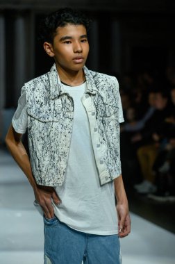 Toronto, ON, Kanada - 7 Aralık 2024: Toronto Çocuk Moda Haftası Moda Şovu sırasında bir manken Rain On Me (ROM) koleksiyonunda podyumda yürüyor.