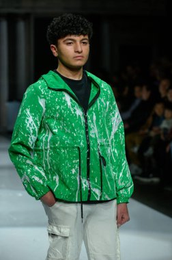 Toronto, ON, Kanada - 7 Aralık 2024: Toronto Çocuk Moda Haftası Moda Şovu sırasında bir manken Rain On Me (ROM) koleksiyonunda podyumda yürüyor.