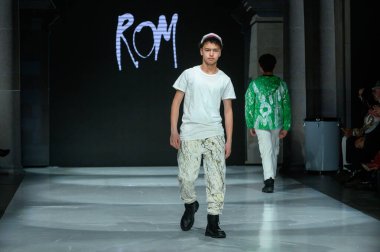 Toronto, ON, Kanada - 7 Aralık 2024: Toronto Çocuk Moda Haftası Moda Şovu sırasında bir manken Rain On Me (ROM) koleksiyonunda podyumda yürüyor.