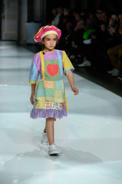 Toronto, ON, Kanada - 7 Aralık 2024: Toronto Çocuk Moda Haftası 'nda IANI koleksiyonunda bir model podyumda yürüyor.