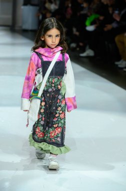 Toronto, ON, Kanada - 7 Aralık 2024: Toronto Çocuk Moda Haftası 'nda IANI koleksiyonunda bir model podyumda yürüyor.