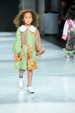 Toronto, ON, Kanada - 7 Aralık 2024: Toronto Çocuk Moda Haftası 'nda IANI koleksiyonunda bir model podyumda yürüyor.