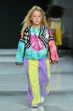 Toronto, ON, Kanada - 7 Aralık 2024: Toronto Çocuk Moda Haftası 'nda IANI koleksiyonunda bir model podyumda yürüyor.