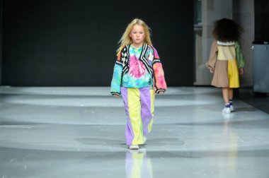 Toronto, ON, Kanada - 7 Aralık 2024: Toronto Çocuk Moda Haftası 'nda IANI koleksiyonunda bir model podyumda yürüyor.