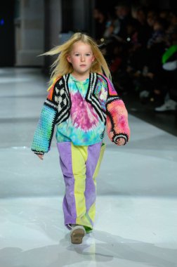 Toronto, ON, Kanada - 7 Aralık 2024: Toronto Çocuk Moda Haftası 'nda IANI koleksiyonunda bir model podyumda yürüyor.