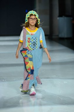 Toronto, ON, Kanada - 7 Aralık 2024: Toronto Çocuk Moda Haftası 'nda IANI koleksiyonunda bir model podyumda yürüyor.