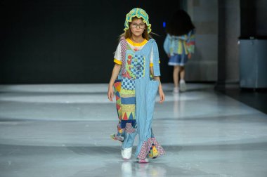 Toronto, ON, Kanada - 7 Aralık 2024: Toronto Çocuk Moda Haftası 'nda IANI koleksiyonunda bir model podyumda yürüyor.