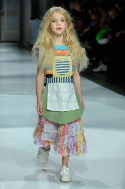 Toronto, ON, Kanada - 7 Aralık 2024: Toronto Çocuk Moda Haftası 'nda IANI koleksiyonunda bir model podyumda yürüyor.