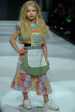 Toronto, ON, Kanada - 7 Aralık 2024: Toronto Çocuk Moda Haftası 'nda IANI koleksiyonunda bir model podyumda yürüyor.