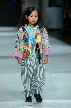 Toronto, ON, Kanada - 7 Aralık 2024: Toronto Çocuk Moda Haftası 'nda IANI koleksiyonunda bir model podyumda yürüyor.