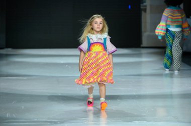 Toronto, ON, Kanada - 7 Aralık 2024: Toronto Çocuk Moda Haftası 'nda IANI koleksiyonunda bir model podyumda yürüyor.