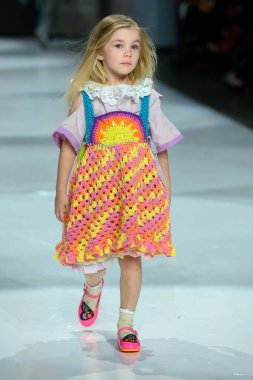 Toronto, ON, Kanada - 7 Aralık 2024: Toronto Çocuk Moda Haftası 'nda IANI koleksiyonunda bir model podyumda yürüyor.