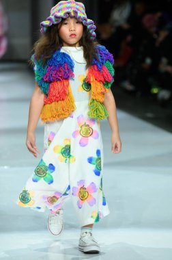 Toronto, ON, Kanada - 7 Aralık 2024: Toronto Çocuk Moda Haftası 'nda IANI koleksiyonunda bir model podyumda yürüyor.