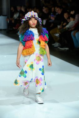 Toronto, ON, Kanada - 7 Aralık 2024: Toronto Çocuk Moda Haftası 'nda IANI koleksiyonunda bir model podyumda yürüyor.