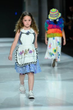 Toronto, ON, Kanada - 7 Aralık 2024: Toronto Çocuk Moda Haftası 'nda IANI koleksiyonunda bir model podyumda yürüyor.