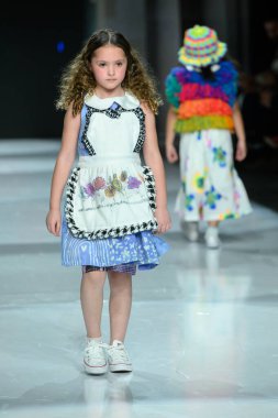 Toronto, ON, Kanada - 7 Aralık 2024: Toronto Çocuk Moda Haftası 'nda IANI koleksiyonunda bir model podyumda yürüyor.