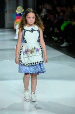 Toronto, ON, Kanada - 7 Aralık 2024: Toronto Çocuk Moda Haftası 'nda IANI koleksiyonunda bir model podyumda yürüyor.