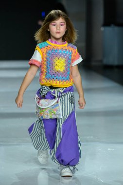 Toronto, ON, Kanada - 7 Aralık 2024: Toronto Çocuk Moda Haftası 'nda IANI koleksiyonunda bir model podyumda yürüyor.