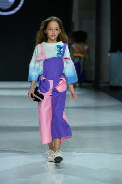 Toronto, ON, Kanada - 7 Aralık 2024: Toronto Çocuk Moda Haftası 'nda IANI koleksiyonunda bir model podyumda yürüyor.