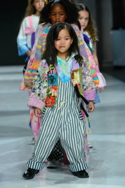 Toronto, ON, Kanada - 7 Aralık 2024: Toronto Çocuk Moda Haftası 'nda IANI koleksiyonunda bir model podyumda yürüyor.