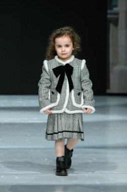 Toronto, ON, Kanada - 7 Aralık 2024: Toronto Çocuk Moda Haftası sırasında Prenses Daliana koleksiyonunda bir model podyumda yürüyor.