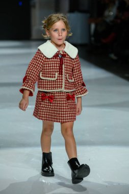 Toronto, ON, Kanada - 7 Aralık 2024: Toronto Çocuk Moda Haftası sırasında Prenses Daliana koleksiyonunda bir model podyumda yürüyor.