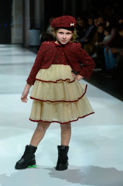 Toronto, ON, Kanada - 7 Aralık 2024: Toronto Çocuk Moda Haftası sırasında Prenses Daliana koleksiyonunda bir model podyumda yürüyor.