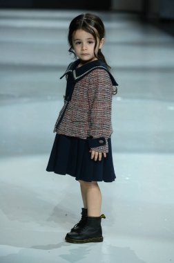 Toronto, ON, Kanada - 7 Aralık 2024: Toronto Çocuk Moda Haftası sırasında Prenses Daliana koleksiyonunda bir model podyumda yürüyor.