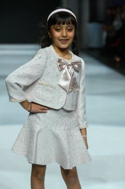 Toronto, ON, Kanada - 7 Aralık 2024: Toronto Çocuk Moda Haftası sırasında Prenses Daliana koleksiyonunda bir model podyumda yürüyor.