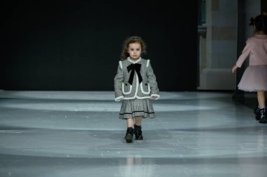 Toronto, ON, Kanada - 7 Aralık 2024: Toronto Çocuk Moda Haftası sırasında Prenses Daliana koleksiyonunda bir model podyumda yürüyor.