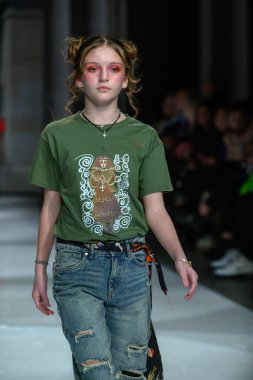 Toronto, ON, Kanada - 7 Aralık 2024: Toronto Çocuk Moda Haftası 'nda Onix Gold koleksiyonunda bir model podyumda yürüyor.