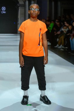 Toronto, ON, Kanada - 7 Aralık 2024: Toronto Çocuk Moda Haftası 'nda Onix Gold koleksiyonunda bir model podyumda yürüyor.