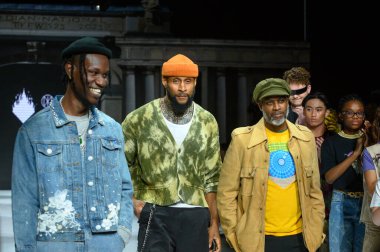 Toronto, ON, Kanada - 7 Aralık 2024: Tasarımcı Toronto Çocuk Moda Haftası 'nda tasarımlarını gösterdikten sonra podyuma çıktı.