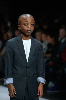 Toronto, ON, Kanada - 7 Aralık 2024: Toronto Çocuk Moda Şovu sırasında Zero20Kids koleksiyonunda bir model podyumda yürüyor.