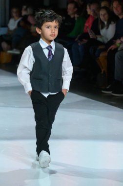 Toronto, ON, Kanada - 7 Aralık 2024: Toronto Çocuk Moda Şovu sırasında Zero20Kids koleksiyonunda bir model podyumda yürüyor.