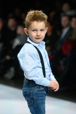 Toronto, ON, Kanada - 7 Aralık 2024: Toronto Çocuk Moda Şovu sırasında Zero20Kids koleksiyonunda bir model podyumda yürüyor.