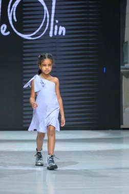 Toronto, ON, Kanada - 7 Aralık 2024: Toronto Çocuk Moda Haftası 'nda Little Olin koleksiyonunda bir model podyumda yürüyor.