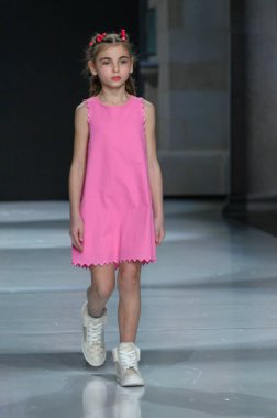 Toronto, ON, Kanada - 7 Aralık 2024: Toronto Çocuk Moda Haftası 'nda Little Olin koleksiyonunda bir model podyumda yürüyor.