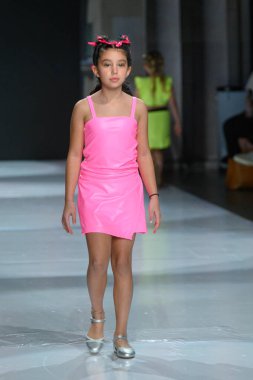 Toronto, ON, Kanada - 7 Aralık 2024: Toronto Çocuk Moda Haftası 'nda Little Olin koleksiyonunda bir model podyumda yürüyor.