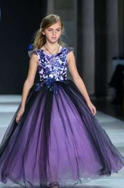 Toronto, ON, Kanada - 7 Aralık 2024: Toronto Çocuk Moda Haftası 'nda Vik' in Eşsiz koleksiyonunda bir model podyumda yürüyor.