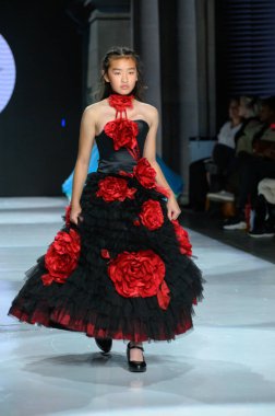 Toronto, ON, Kanada - 7 Aralık 2024: Toronto Çocuk Moda Haftası 'nda Vik' in Eşsiz koleksiyonunda bir model podyumda yürüyor.